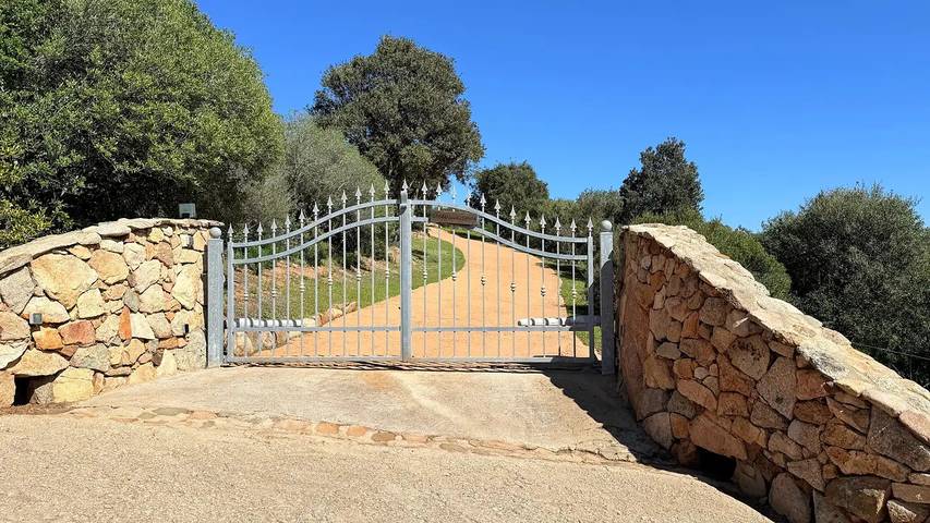 Location de vacances pour 6 personnes, avec terrasse ainsi que piscine et jardin à Cannigione - 2