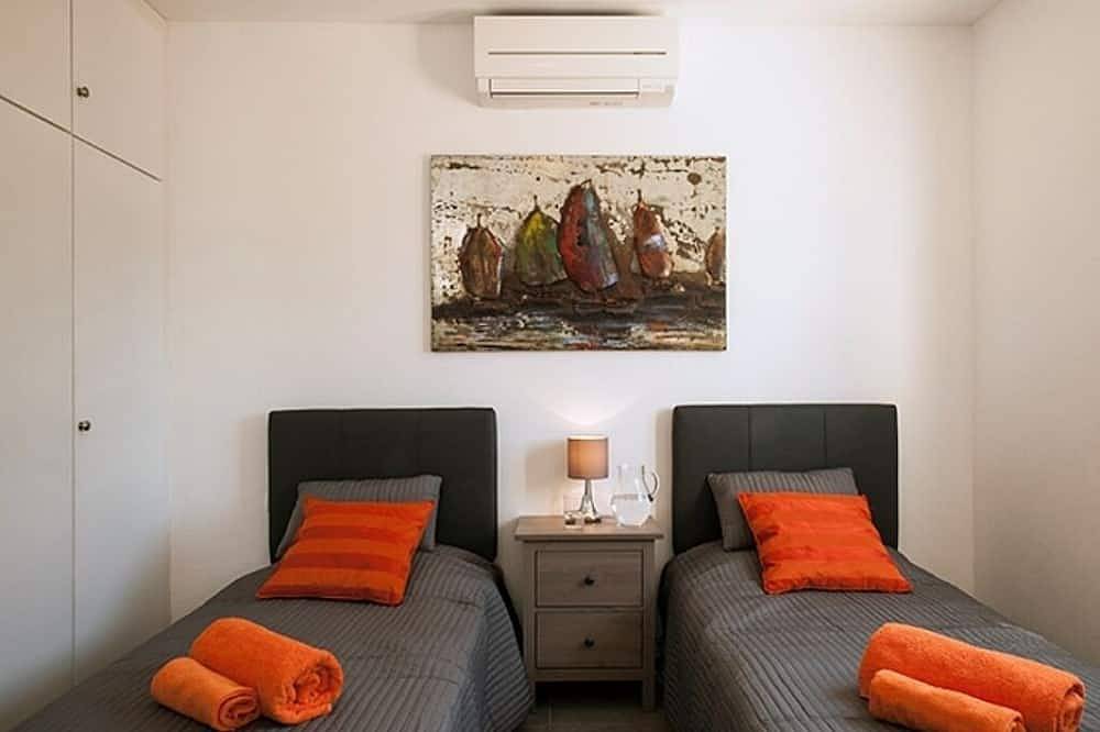 Samtidig nyere Villa, privat basseng, Ac, wifi, freeview og ro! in Binibeca, Sant Lluís