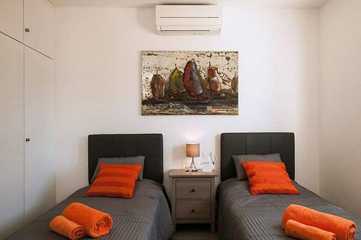 Neue zeitgenössische Villa, privater Pool, Klimaanlage, WLAN, Freeview und Ruhe! in Binibeca, Sant Lluís