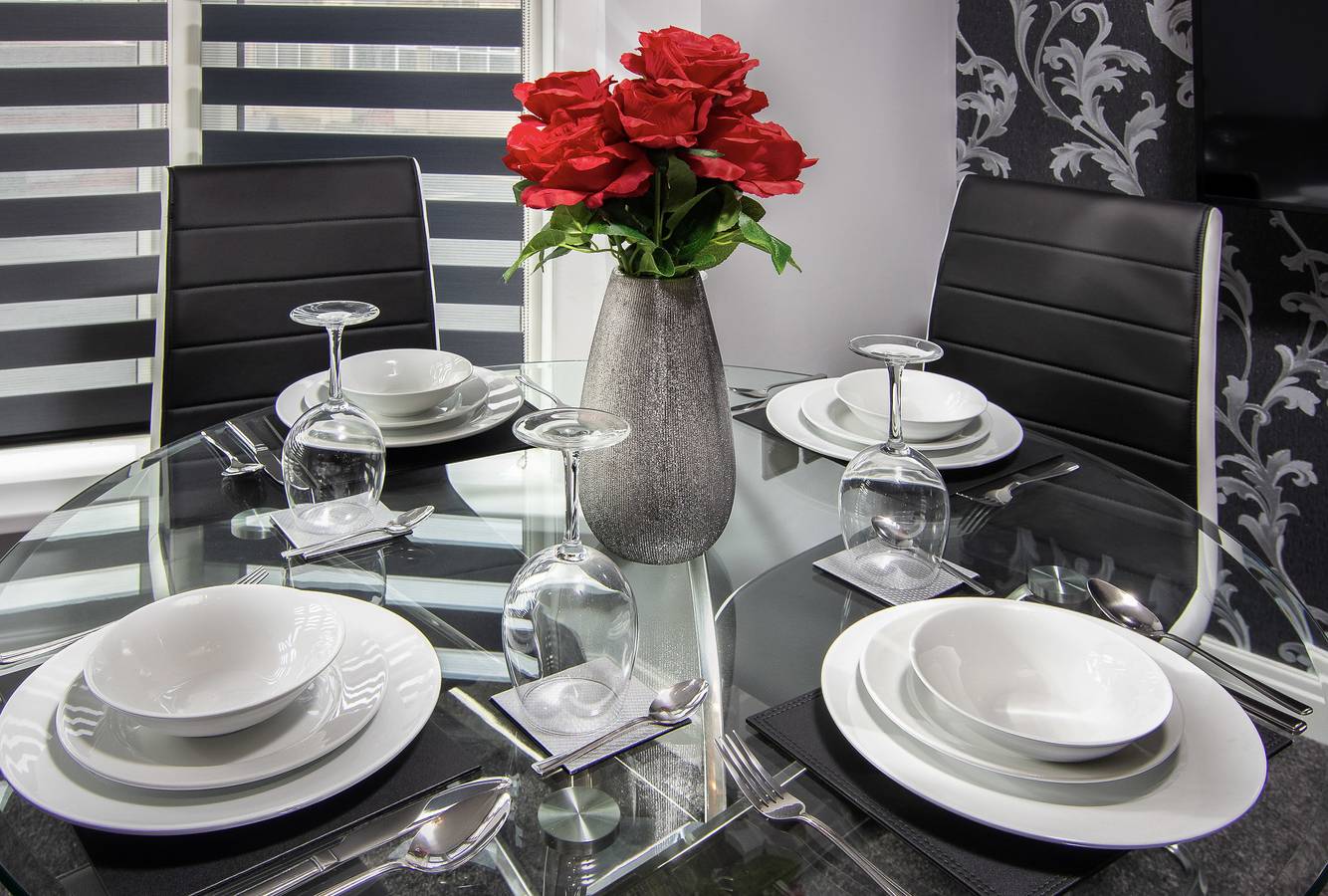 Entire holiday apartment, 2 Bdrm Sleeps 6 Near Top Attractions Free Parking in Blackpool Pleasure Beach, North West England