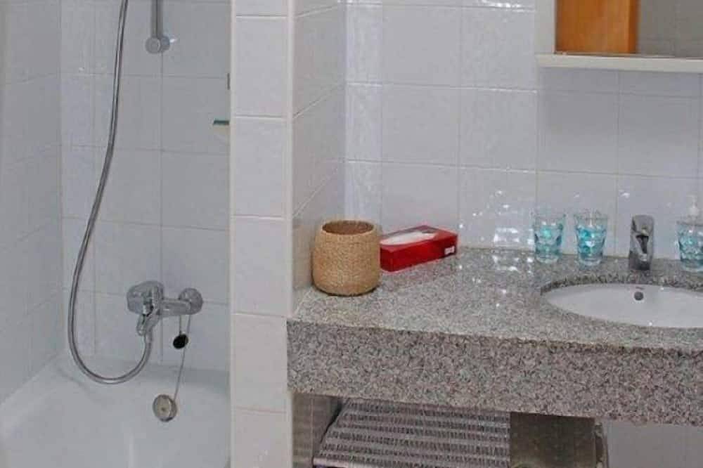 Schöne Villa, Klimaanlage, kostenloses Wi-Fi & privater Pool, in Las Coloradas, Playa Blanca. in Playa Blanca, Yaiza