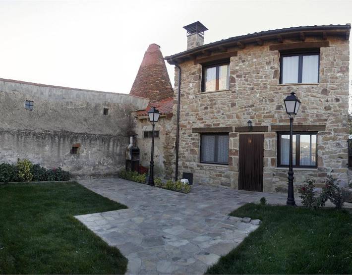 Landhaus 'Sierra De Tabanera' in Soria mit Aussicht und privatem Garten in Almarza, Soria Provinz