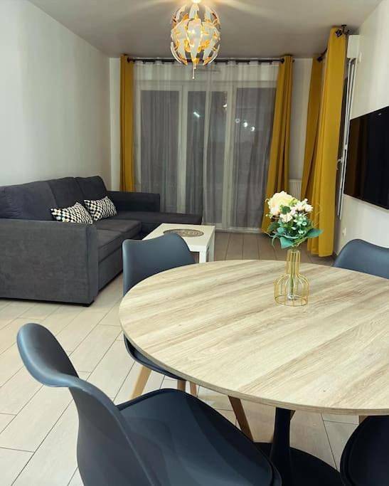 Appartement entier, Two-Bedroom Apartment in Épinay-sur-Seine, Seine-Saint-Denis