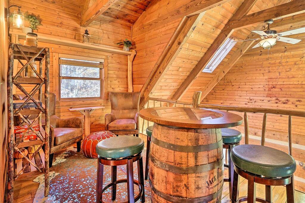 Luxe Dog-Friendly Cabin w/ Hot Tub & Game Room in Hocking Hills