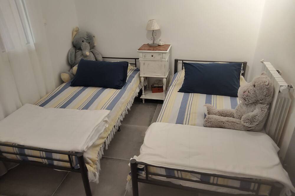 Ganze Wohnung, First floor apartment in a villa with terraces and swimming pool in Ollioules, Mittelmeerküste (Frankreich)