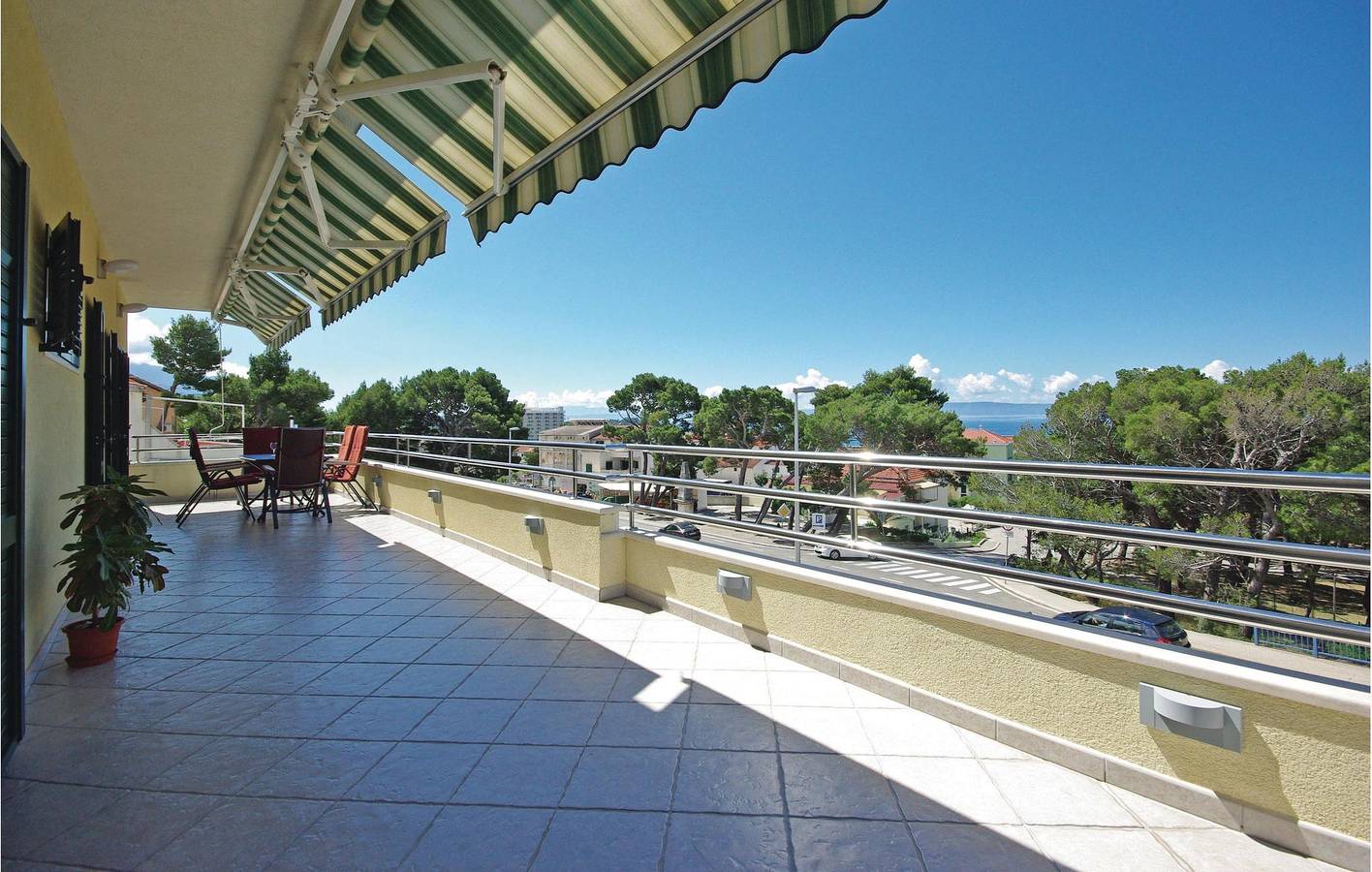 Appartement de vacances entier, Appartement ensoleillé avec vue sur la mer à Makarska - À 400 m du bord de mer ! in Makarska, Makarska riviera