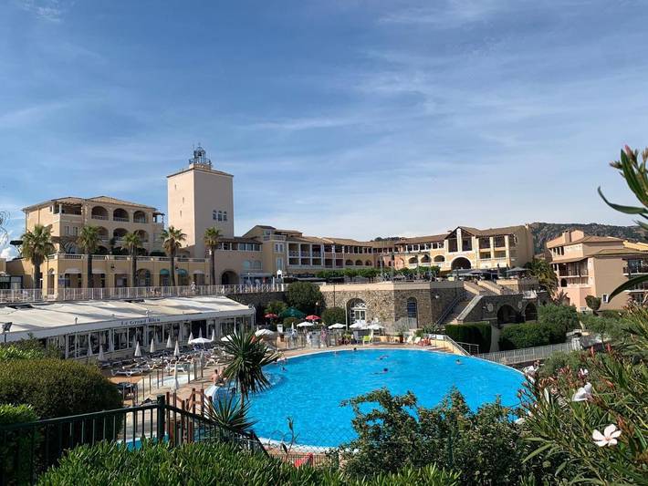 Gîte pour 5 personnes, avec jardin ainsi que vue et piscine, animaux acceptés dans Golf De Cap Esterel