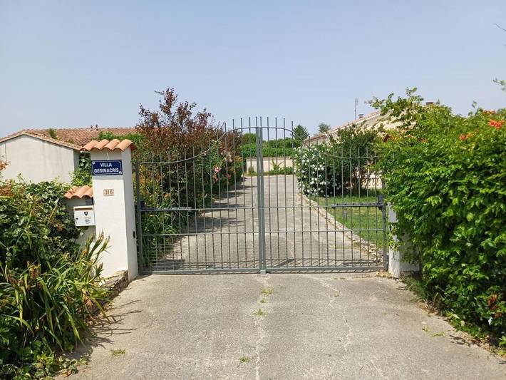 Location de vacances pour 6 personnes, avec Terrasse ainsi que Jardin et Piscine à Camaret-sur-Aigues - 2