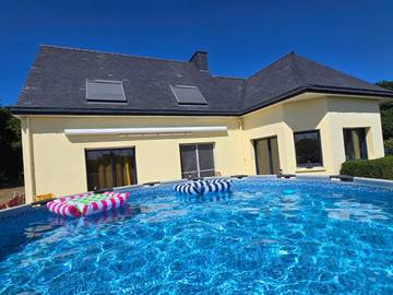 Cottage pour 2 personnes, avec piscine ainsi que vue et jardin, animaux acceptés à Callac