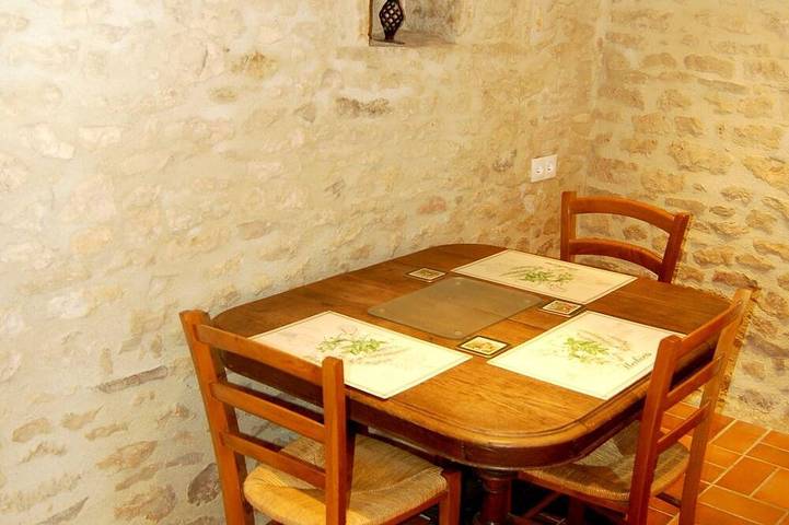 Geräumiges Ferienhaus mit 1 Schlafzimmer und Gemeinschaftspool in der Charente in La Forêt-de-Tessé, Charente