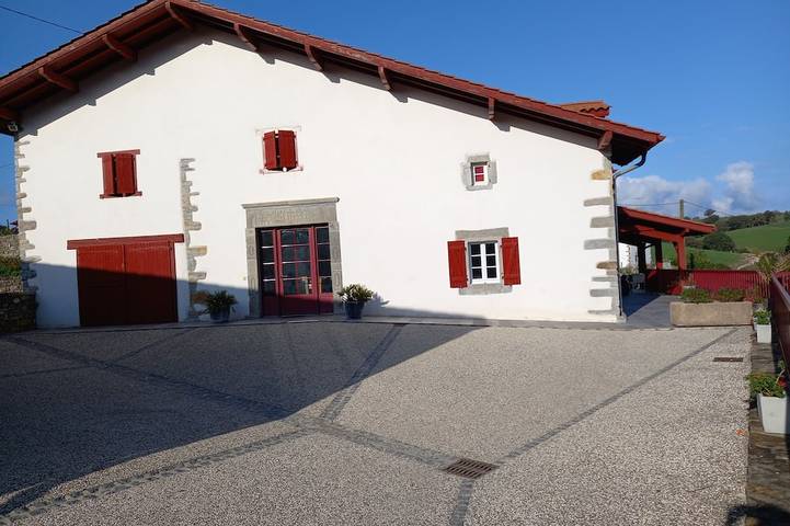 Gîte pour 8 personnes, avec balcon et jardin à Armendarits