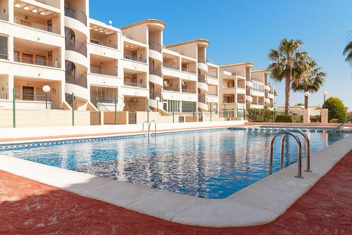 Location de vacances pour 4 personnes, avec Terrasse ainsi que Jardin et Bassin pour enfant dans Punta Prima (Alicante)