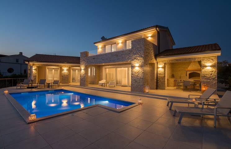 Dom wakacyjny dla 8 osób, z taras i basen oraz ogród w Krk