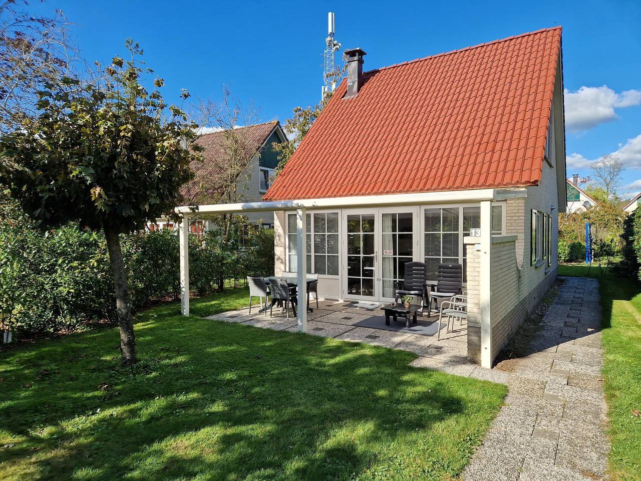 Vakantiepark Hellendoorn — Bungalow für 4 Personen mit Veranda und Klimaanlage im Erdgeschoss in Hellendoorn, Sallandse Heuvelrug