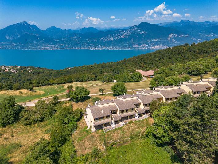 Gîte pour 4 personnes, avec Terrasse ainsi que Jardin et Vue sur le lac à San Zeno di Montagna