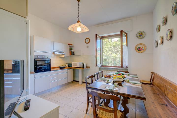 Blooming Villa Cos with Garden and Lake View in Belgirate, Gemeente Belgirate