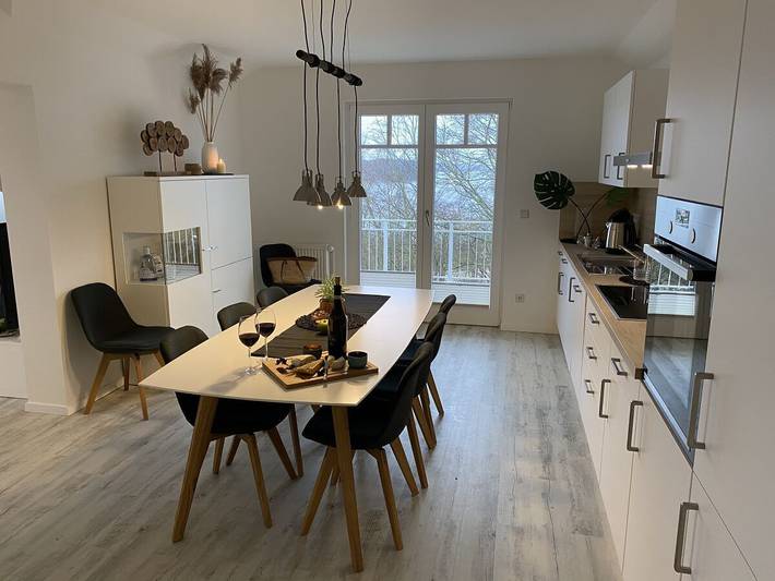 Ganze Wohnung, Luxuriöse Ferienwohnung mit Balkon, Dachterrasse und atemberaubendem Wasserblick in Lietzow, Bergen auf Rügen und Umgebung