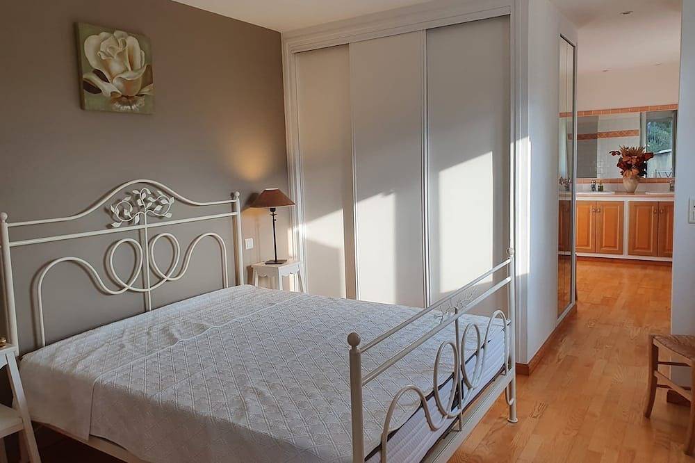 In the heart of Provence: Spacious villa with private pool and beautiful view in Salernes, Draguignan region