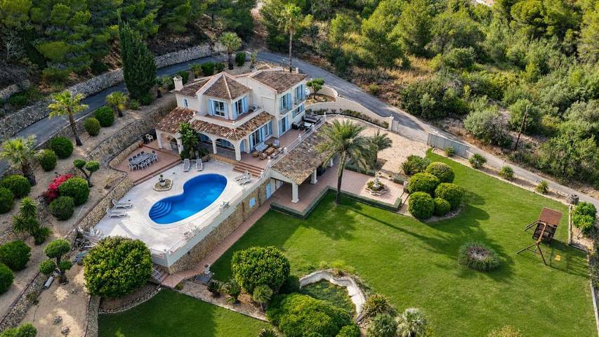Chalet para 15 personas, con jardín además de piscina y jacuzzi en Marina Baja