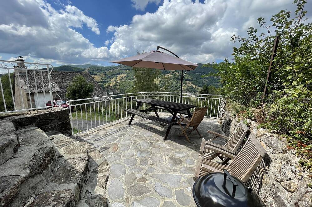 Gîte aux gardes - aux pieds des montagnes in Saint-Jacques-des-Blats, Aurillac region
