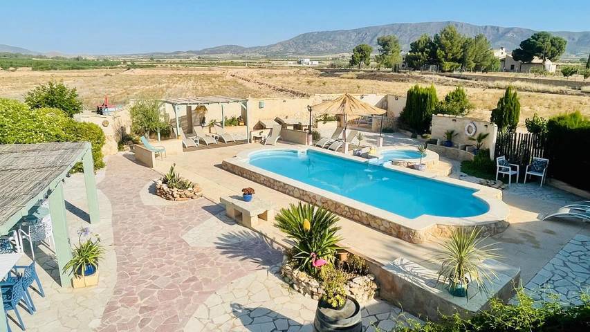 Casa de huéspuedes para 2 personas, con Terraza y Jacuzzi además de Jardín y Piscina en Pinoso