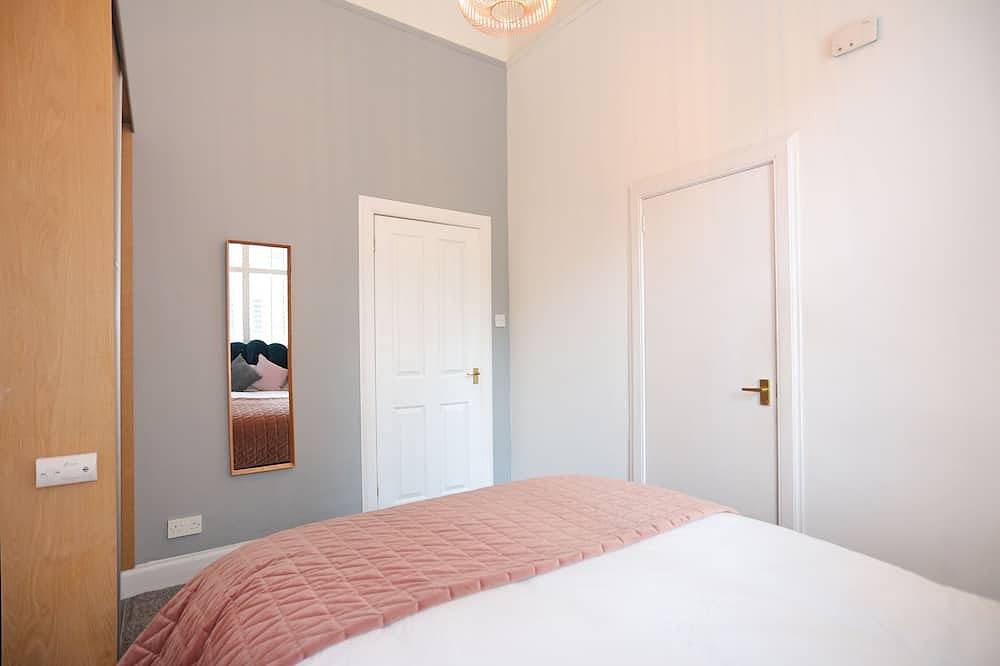 Entire apartment, Dalmeny Street Apartment Bright Modern 1 Bed Flat - 10 Mins from City Centre in Leith, Edinburgh
