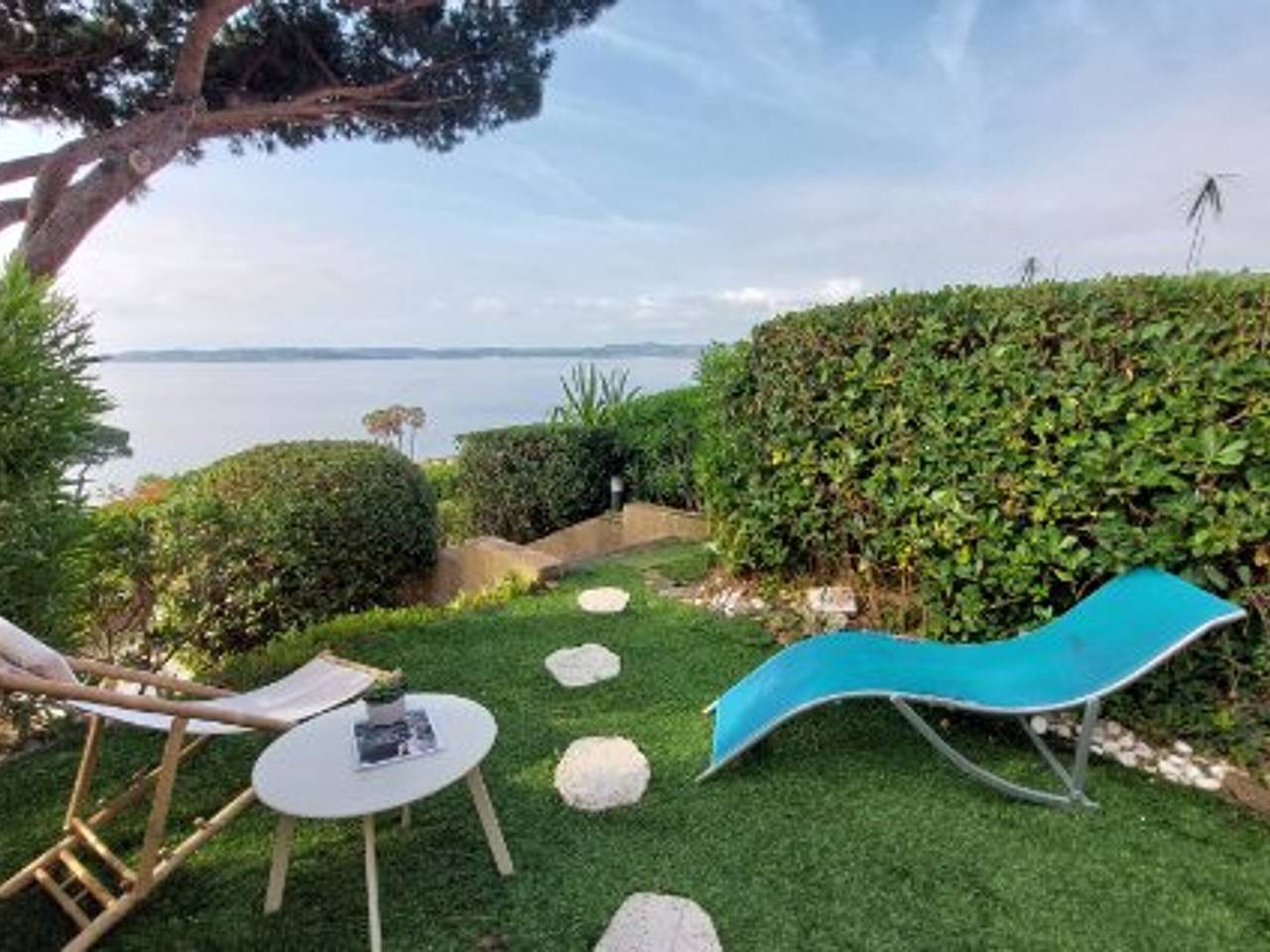 Entire apartment, Air-conditioned 2-room apartment with sea view: 4 pers, pool, parking in Sainte-Maxime, Mediterranean Coast (France)
