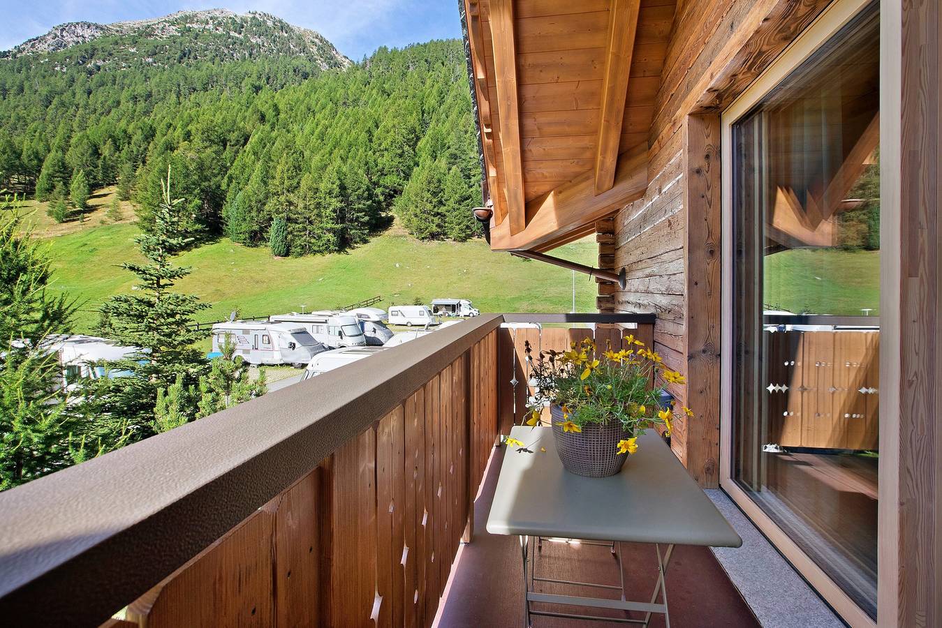 Appartement entier, Appartement 'Botton D'oro Camping Stella Alpina' avec vue sur la montagne, jardin partagé et Wi-Fi in Livigno, Valtellina