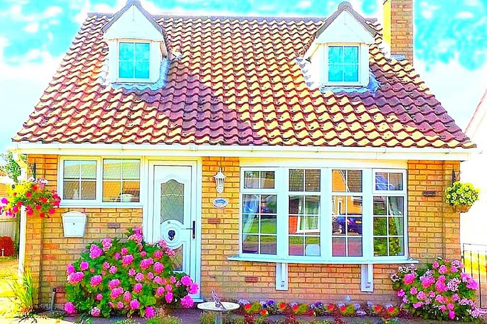 Romantic Cosy Cottage ❤️ near Beach ★ Large Garden ★ Pet Friendly ★ Parking in Sutton on Sea, Lincolnshire