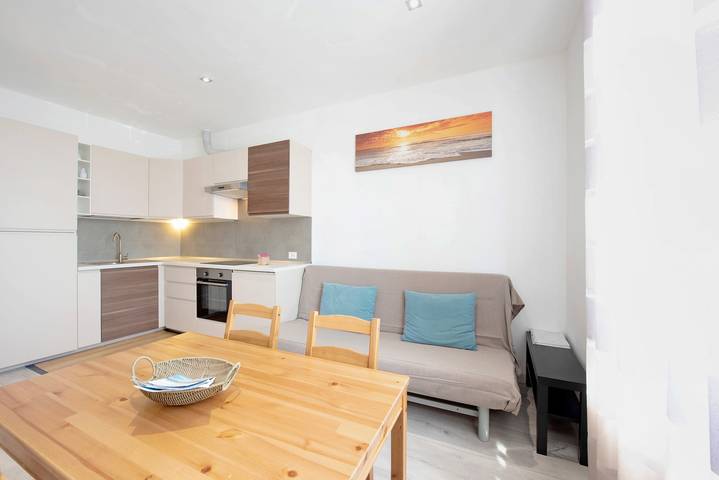Appartamento intero, Appartamento "Bilocale Mezzano in centro" con Vista Mare & A/C in Bagni Elena, Varazze
