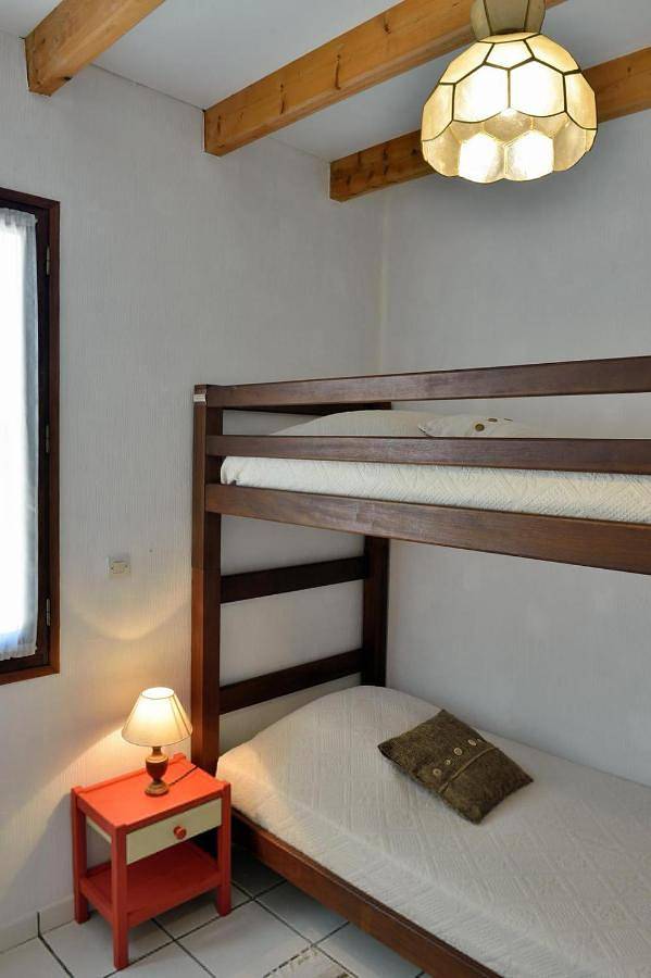 Location de vacances pour 4 personnes, avec terrasse ainsi que vue et piscine, animaux acceptés à Sergeac - 4