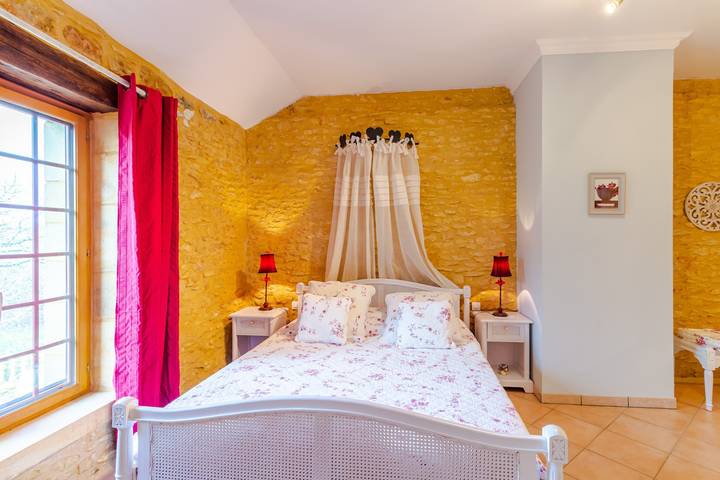 Bed and Breakfast 'Chambre Quietude' with Shared Terrace, Shared Garden and Wi-Fi in Coly-Saint-Amand, Périgord Noir