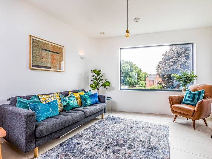 Entire apartment, Modern 2 Bedroom City Apartment With Parking - Pass the Keys in Chichester, West Sussex