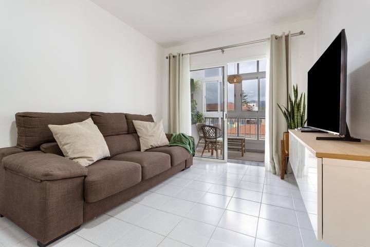 Apartamento entero, Apartamento vacacional 'Medano House' con vistas a la montaña, terraza privada y Wi-Fi in Playa El Salado (Granadilla de Abona), Granadilla de Abona