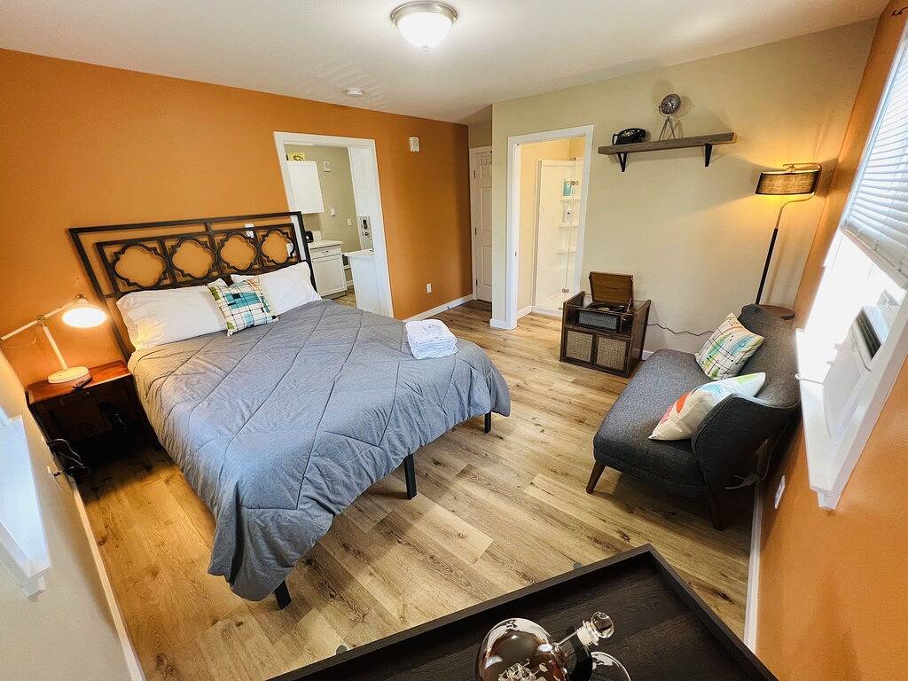 Ganze Wohnung, Mad Men Retro Style w/ Record Player in Salem (OR), Willamette Valley