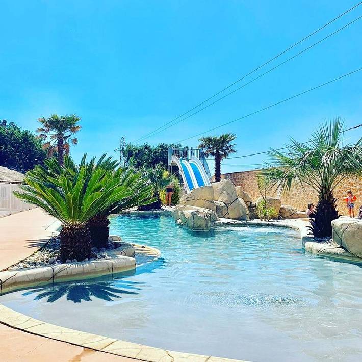 Camping pour 4 personnes, avec Terrasse et Piscine