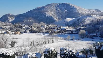 Gîte pour 8 personnes, avec vue ainsi que piscine et terrasse à Ségus
