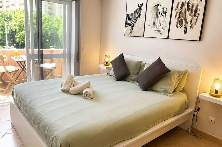 Ganze Wohnung, Reizende Maisonette-Wohnung mit Terrasse und Blick auf den Pool, 200 m vom Strand entfernt in Praia da Rocha, Portimão