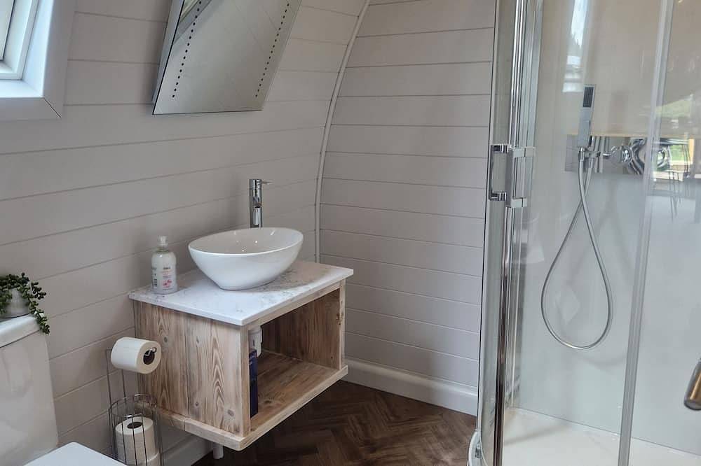 Luxury Glamping Pod  With New Hot Tub - Sleeps 4+2 - Along the Nc500 route in Highlands
