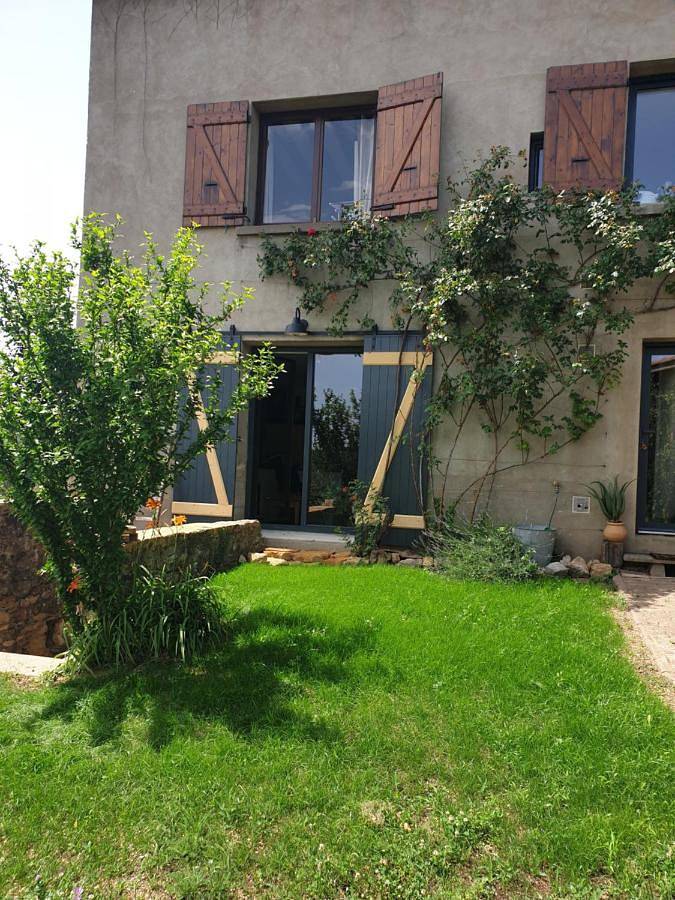 Gîte pour 2 personnes, avec jardin et vue dans Lozanne