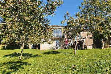 Gîte pour 5 personnes, avec balcon ainsi que piscine et jardin à Montredon-Labessonnié
