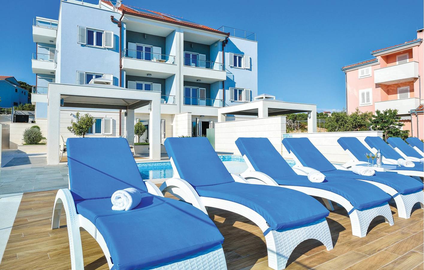 Apartamento vacacional entero, Acogedor apartamento a 1,5 km de la playa con piscina, terraza y cocina in Rogoznica, Condado de Šibenik-Knin