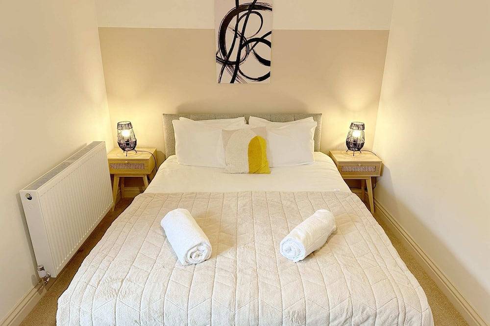 Hosta & Hosta A - Cotswold's 9 Bedroom Cosy Home with Pool Table and Canal Walks in Stroud, Gloucestershire