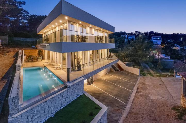 Ferienhaus für 8 Personen, mit Balkon/Terrasse und Garten sowie Pool und Sauna auf Hvar