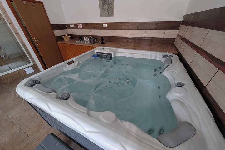 Ferienhaus für 12 Personen, mit Whirlpool und Garten sowie Sauna