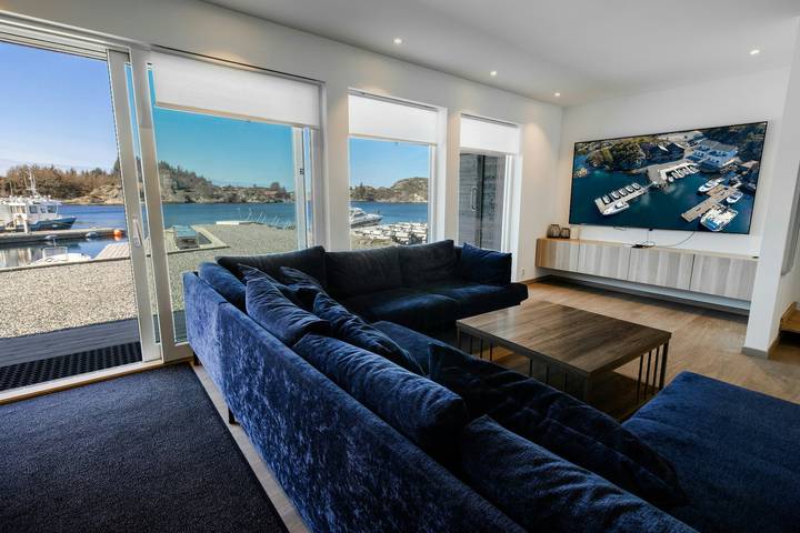 Moderne Fischerhütte mit Meerblick auf Kalvaneset in Austevoll