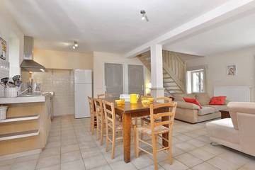 Gîte pour 10 personnes, avec jardin ainsi que terrasse et piscine à La Chapelle-Aubareil