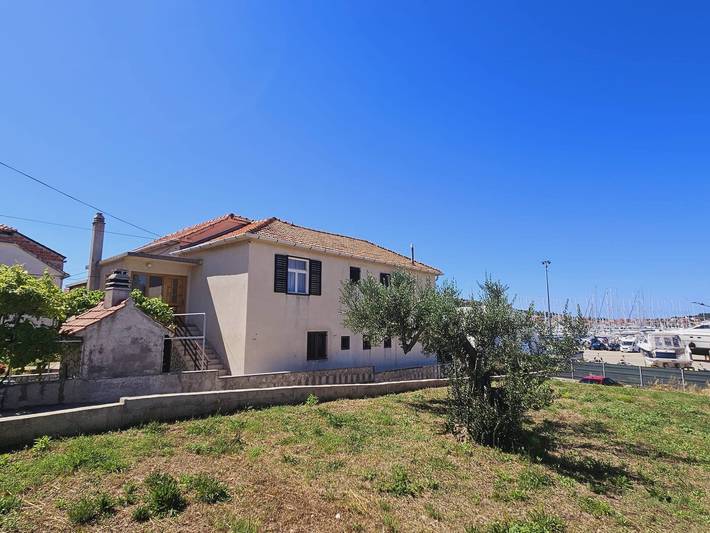 Ferienwohnung für 6 Personen, mit Balkon und Garten, kinderfreundlich auf Murter