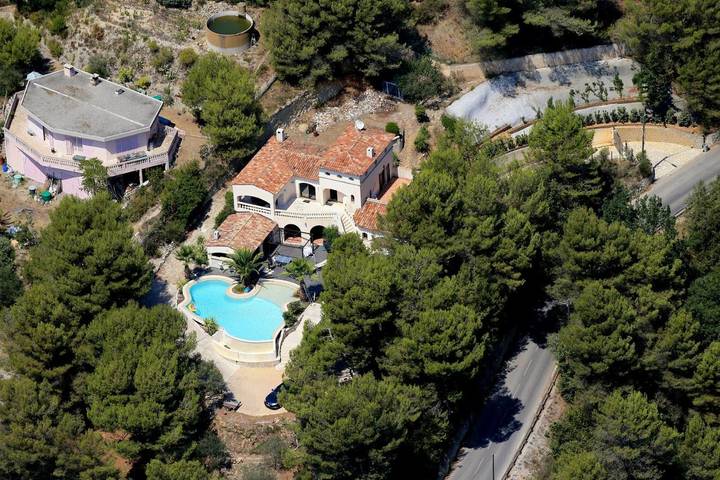 Location de vacances pour 9 personnes, avec vue ainsi que terrasse et piscine, adapté aux familles à Aspremont
