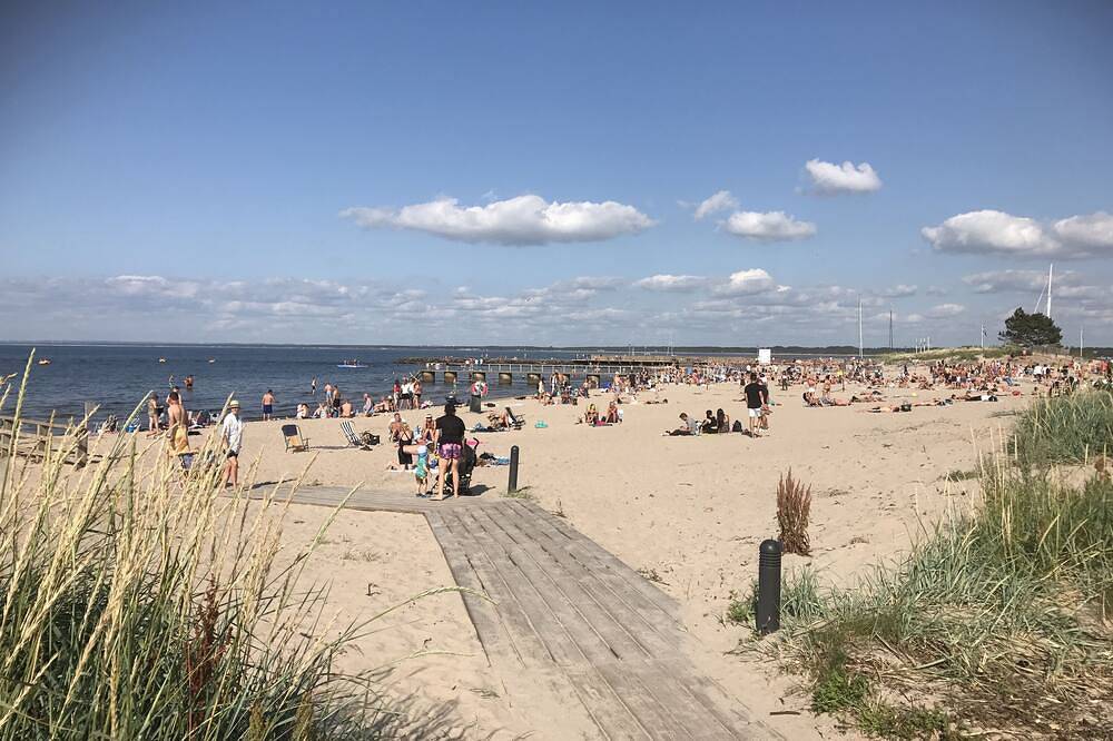 Ganze Wohnung, Neben den Freibädern von Malen und dem Meer wohnen Sie in einem eigenen Stadthaus in Båstad in Bastad, Bjärehalvön